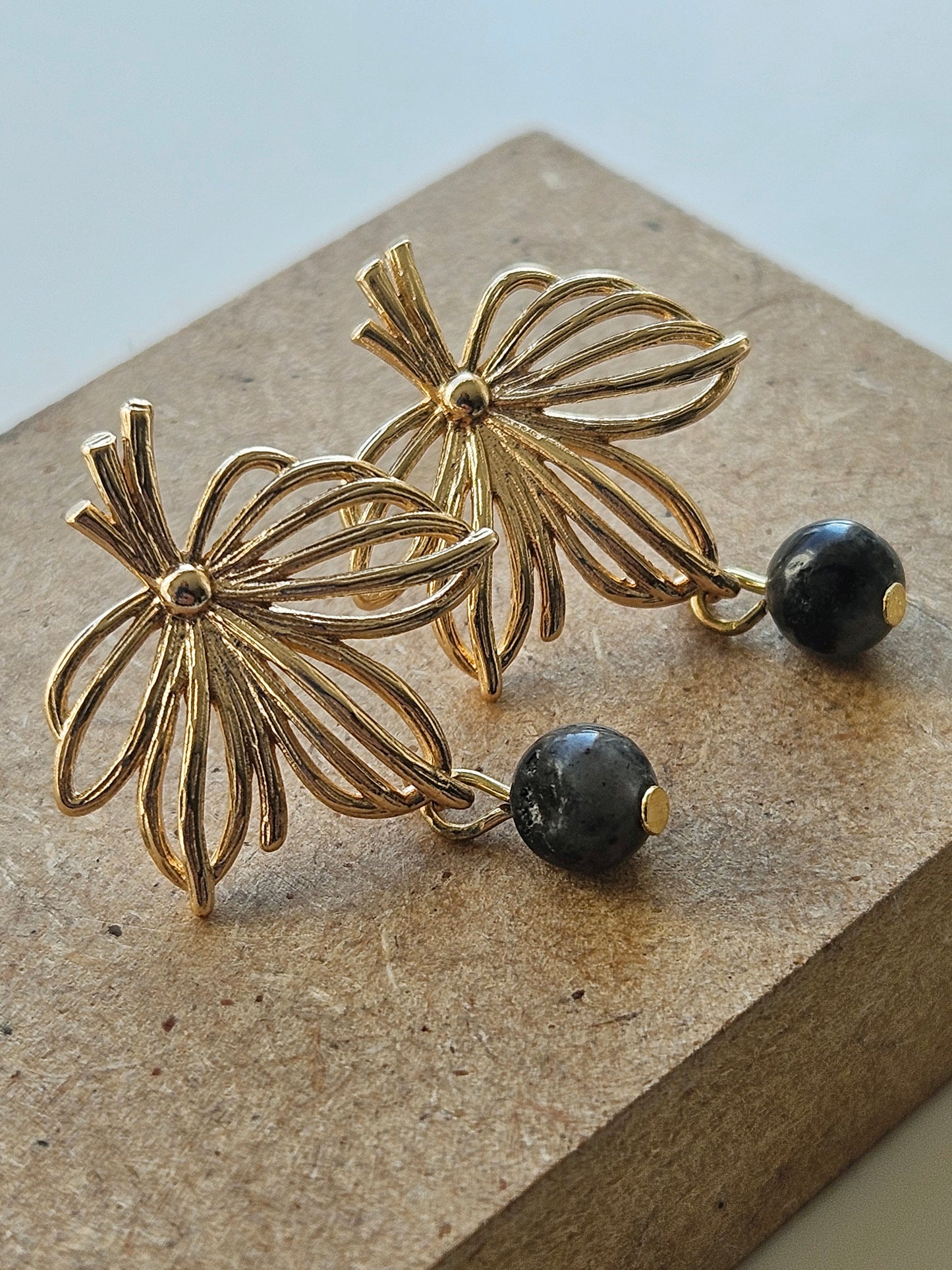 Oorbellen LEAF black